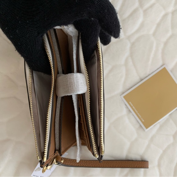 Michael Kors Logo Smartphone Wallet - Picture 10 of 11